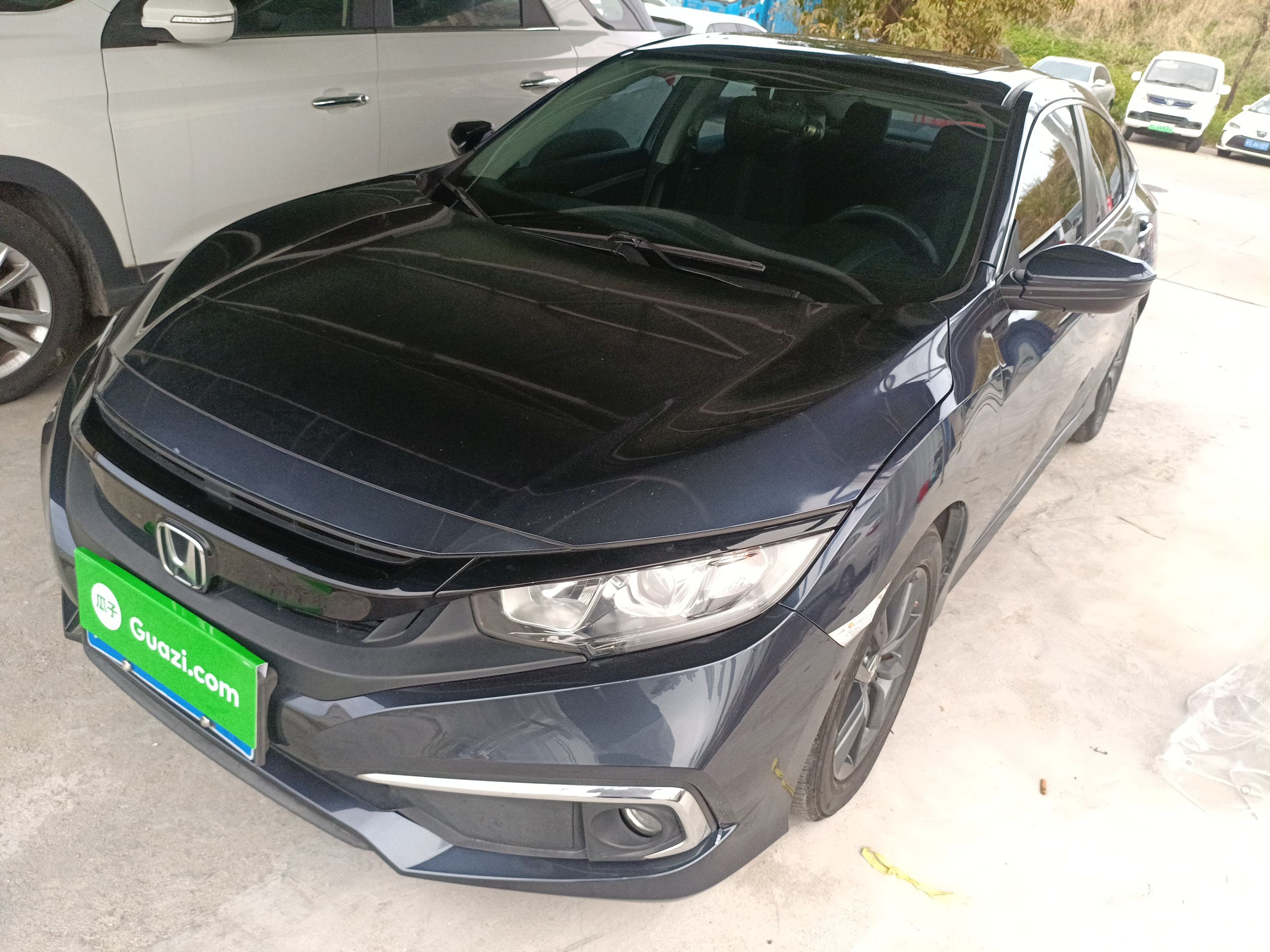 Под передней частью автомобиля