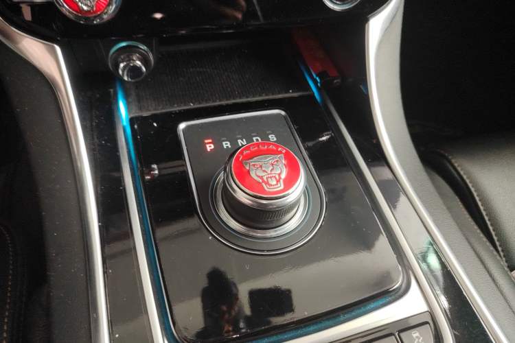 Used Jaguar XEL 2019 2.0T 200 PS Deluxe Edition Gear Lever