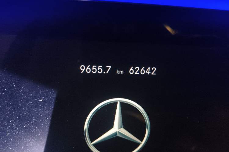 Used Mercedes-Benz E-Class 2019 Restyled E 300 L Luxury Edition Odometer Close Up
