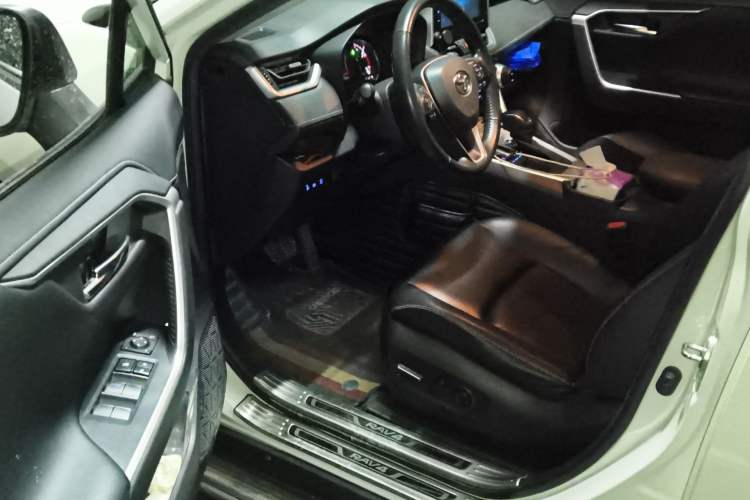 Used Toyota RAV4 2020 2.0L CVT Two-Wheel Drive Prestige Edition Driver Seat