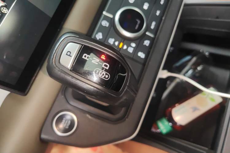 Used Land Rover Defender 2022 110 P400 X-DYNAMIC HSE Gear Lever