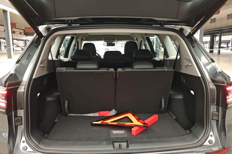 Used Volkswagen ID.6 X 2023 Pure Long-Range Version Trunk