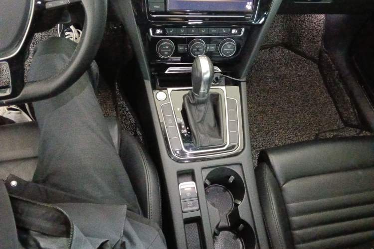 Used Volkswagen Magotan 2019 330TSI DSG Luxury Version China VI Standard Gear Lever