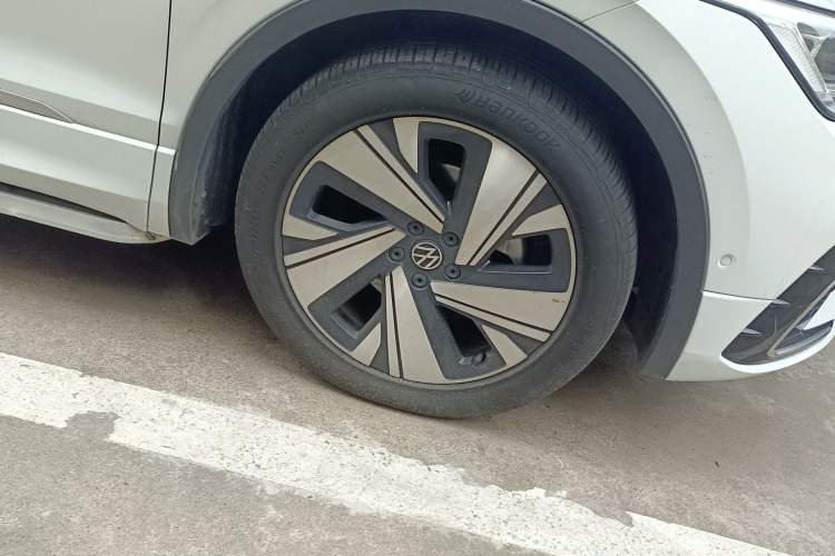 Used Volkswagen Tiguan L 2023 Restyled 330TSI Automatic Two-Wheel Drive R-Line Enhanced Comfort Version Right Front Wheel Hub