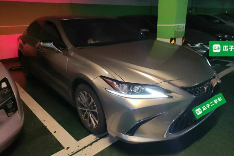Used Lexus ES 2023 200 Excellence Edition Front Right 45 Deg