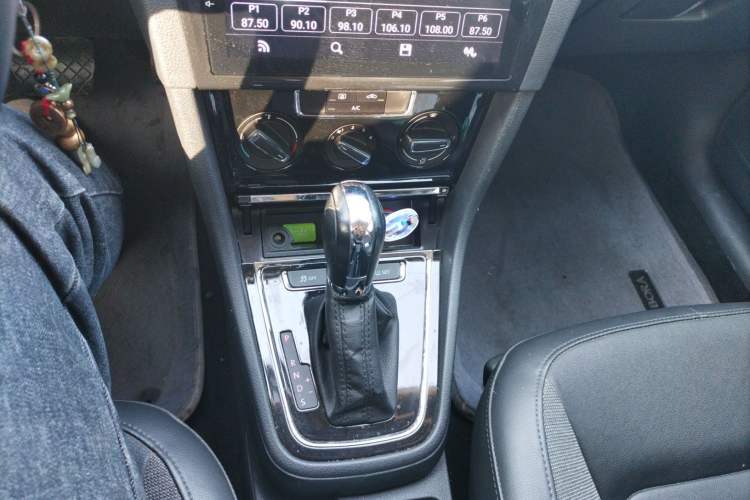 Used Volkswagen Bora 2015 Value Edition 1.6L Automatic Comfort Version Gear Lever