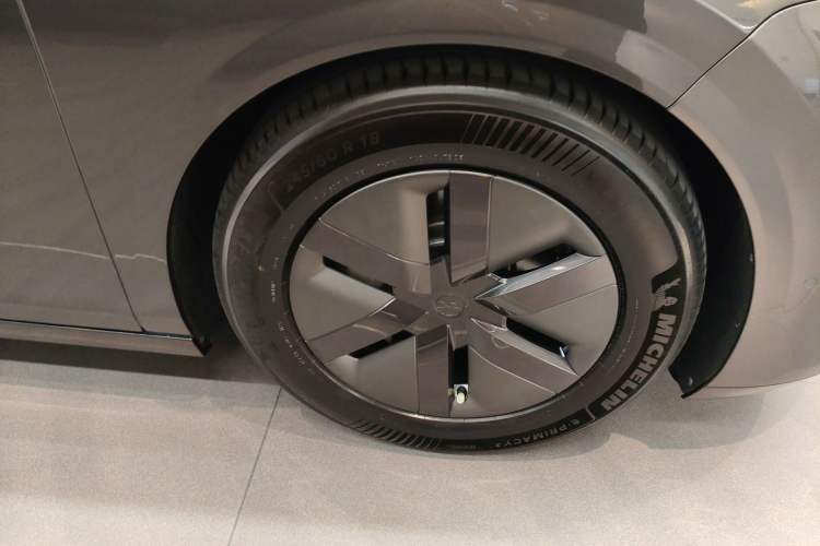 Used Li Auto MEGA 2024 Ultra Model Right Front Wheel Hub