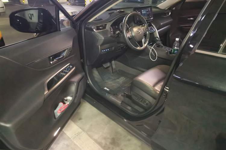 Used Toyota Harrier 2022 2.0L CVT Two-Wheel Drive Deluxe Edition
