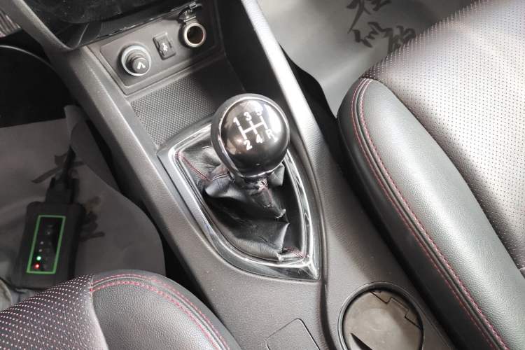 Used CHANGAN KAICHENG Oushang A600 2016 1.5L Manual Luxury 6-Seater Gear Lever