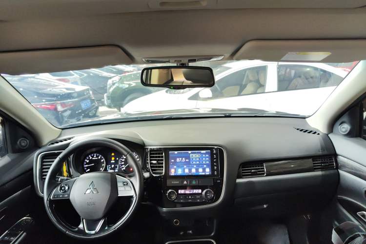 Used Mitsubishi Outlander 2019 2.0L Two-Wheel Drive Comfort Edition 7 Seats China V Emission Standard Center Console