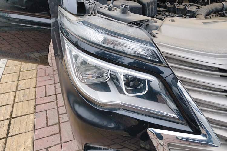 Used FORTHING Lingzhi 2020 M5L 2.0L Base Model 7 Seats Right Front Headlight