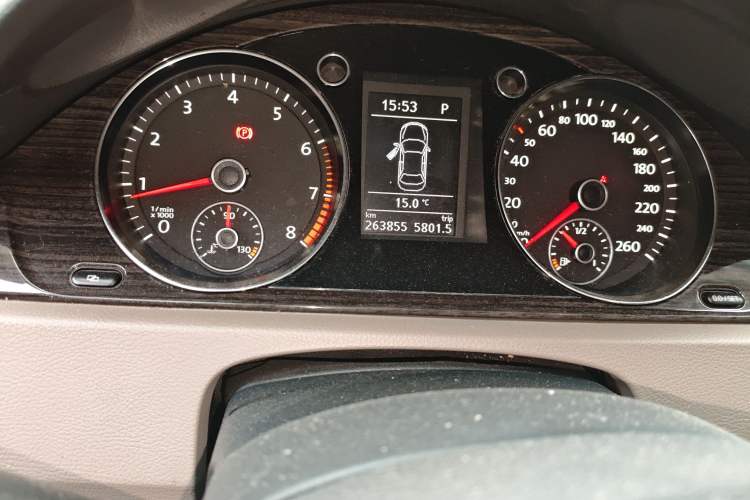 Used Volkswagen Magotan 2012 Facelift 2.0 TSI Prestige Model Odometer Close Up