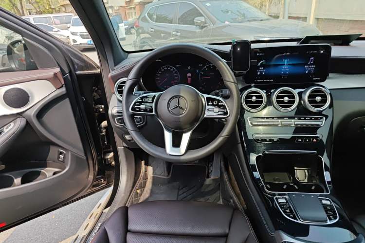 Used Mercedes-Benz GLC 2022 Second Facelift GLC 260 L 4MATIC Dynamic Edition Steering Wheel