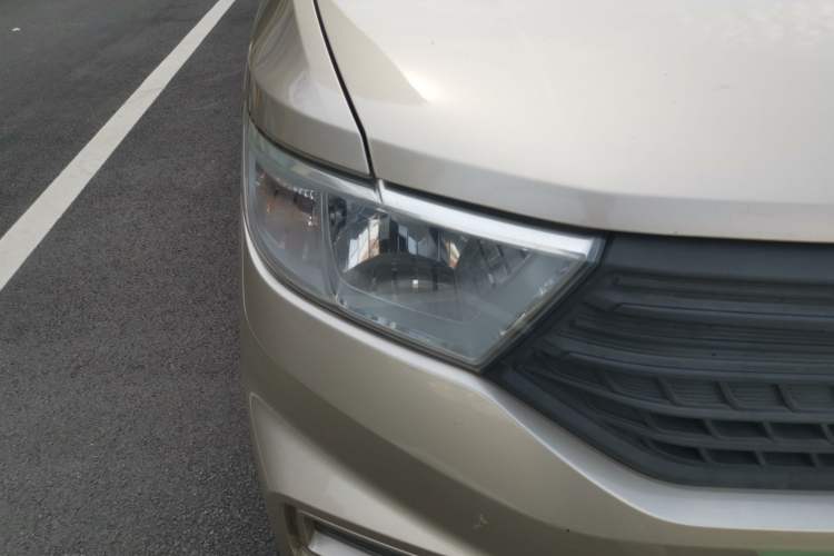 Used Wuling Hongguang V 2021 1.5L Jingqu Version LAR Right Front Headlight
