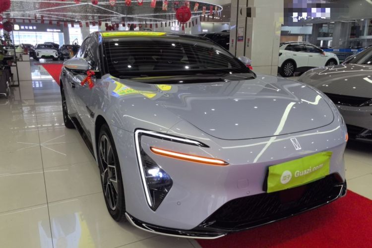 Used Avatr 06 2025 Pro Range-Extended Edition Front Right 45 Deg