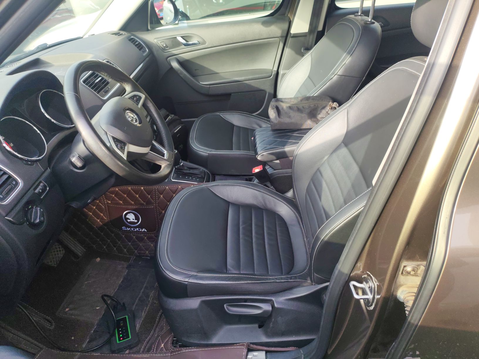 Переднее сиденье в автомобиле