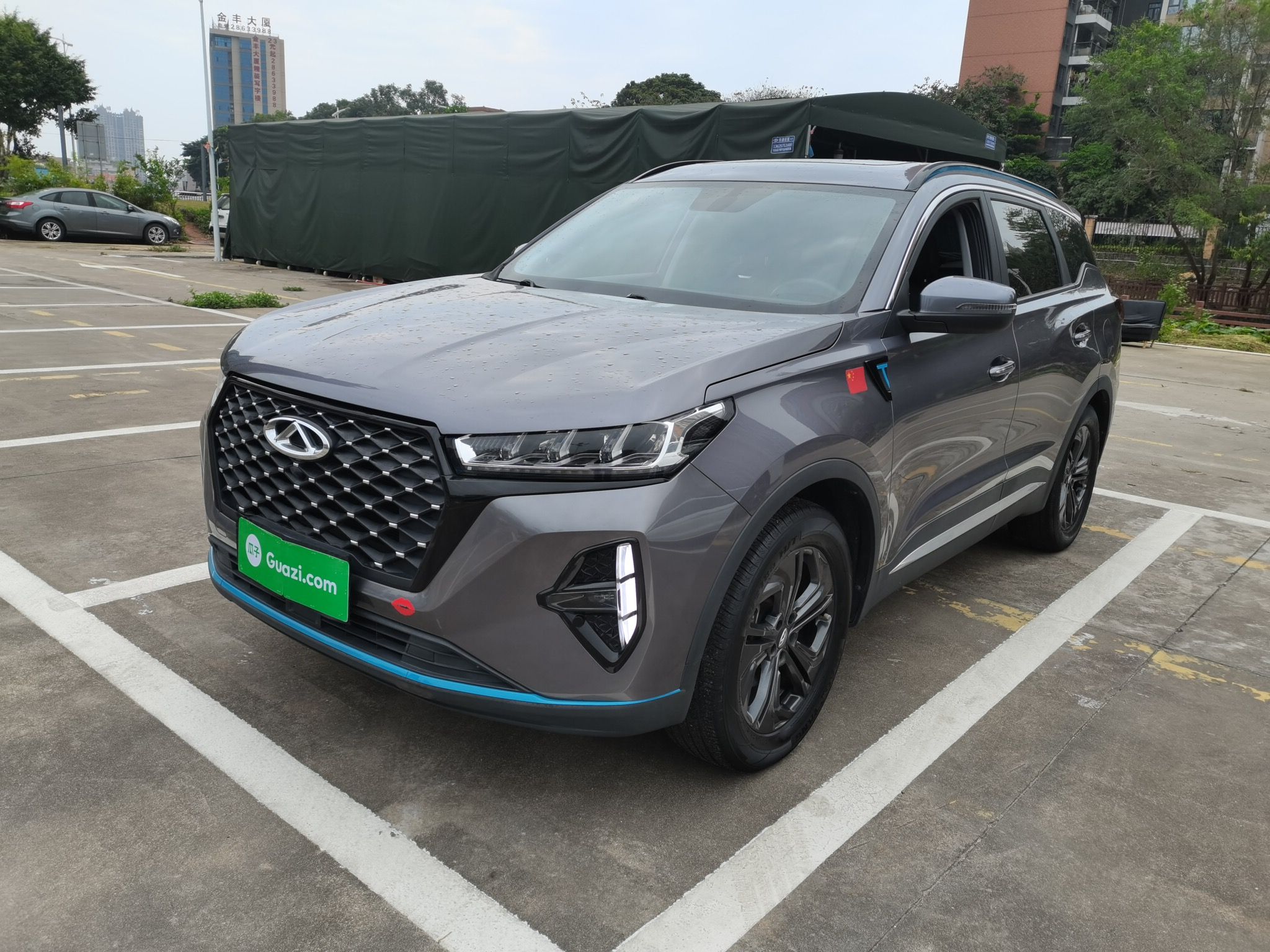 Под передней частью автомобиля