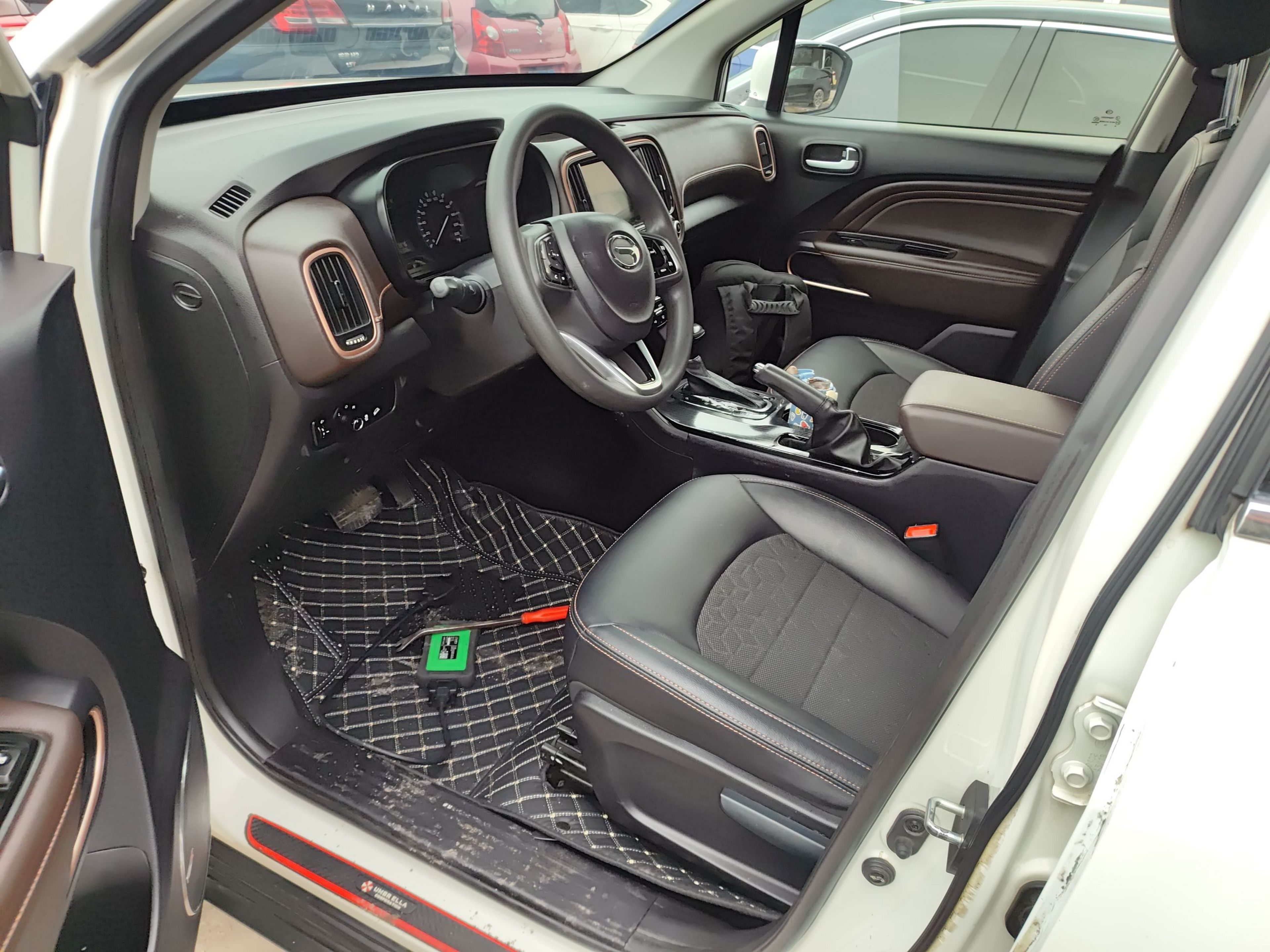 المقاعد الأمامية داخل السيارة