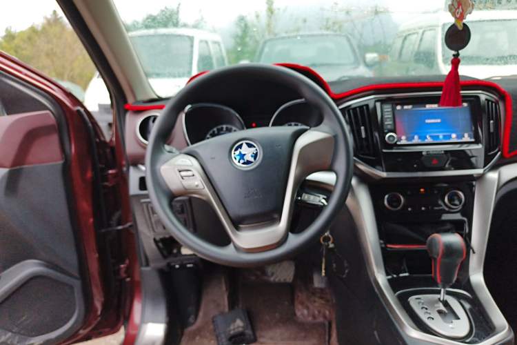 Used Venucia T70X 2016 2.0L CVT SmartFun Sport Edition
