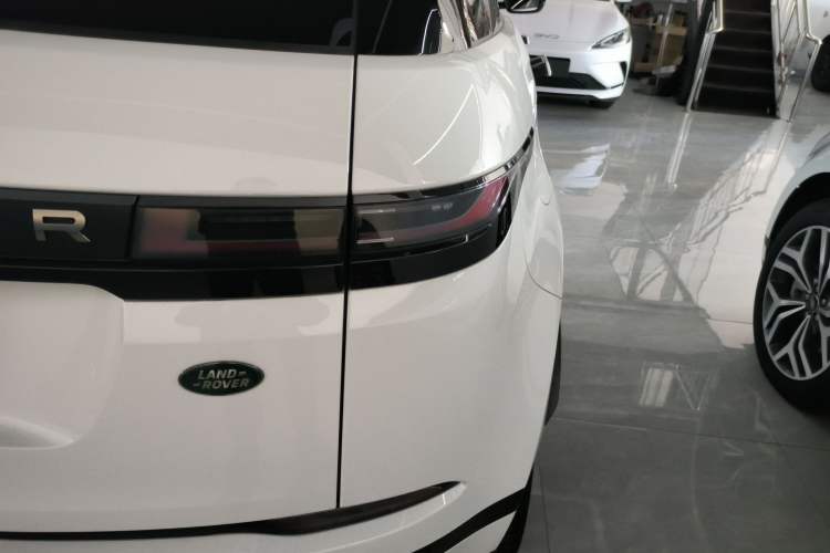 Used Land Rover Range Rover Evoque 2024 Aurora L 249 PS Prestige Light-Chasing Edition
