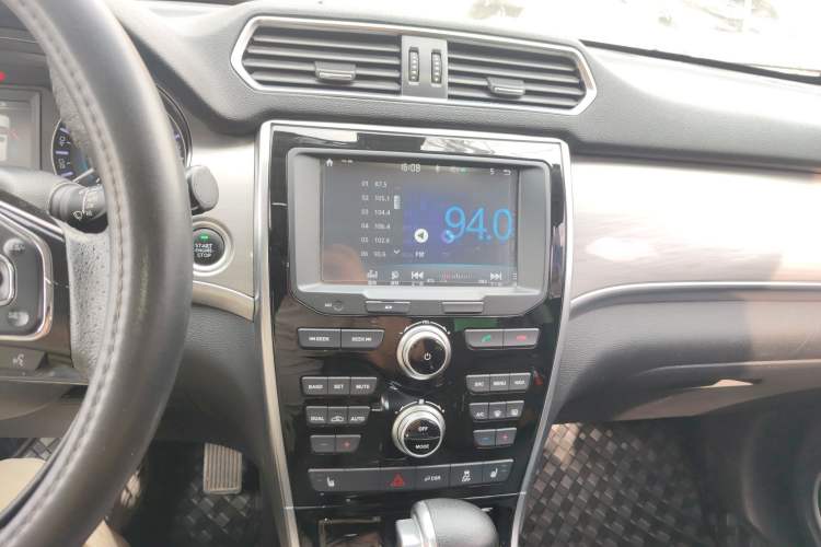 Used Haval H2 2017 Red-Label 1.5T Automatic Two-Wheel Drive Luxury Model Audio And AC Panel