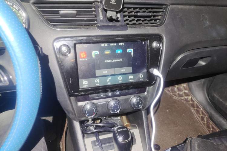 Used Skoda Octavia 2018 1.6L Automatic Comfort Edition Audio And AC Panel