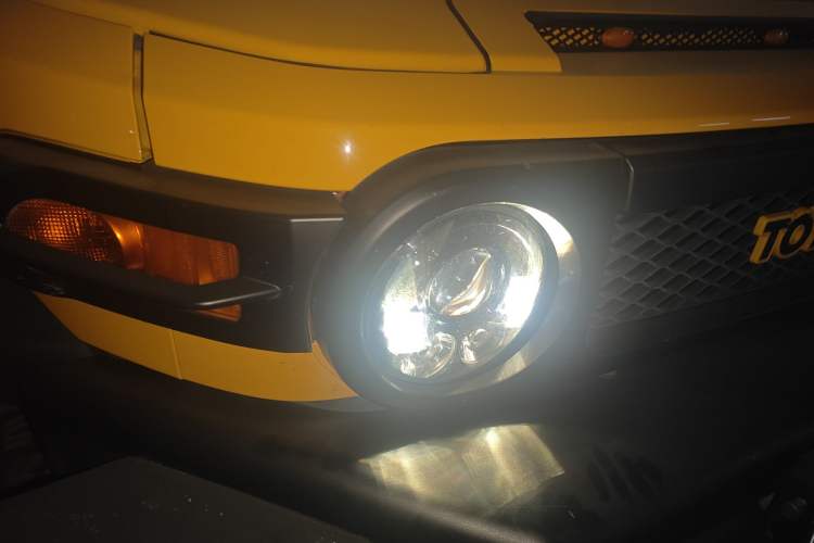 Used Toyota FJ Cruiser 2019 4.0L GX-R Dual Fuel System Twin Fuel Tanks Air Pump – Middle East Right Front Headlight