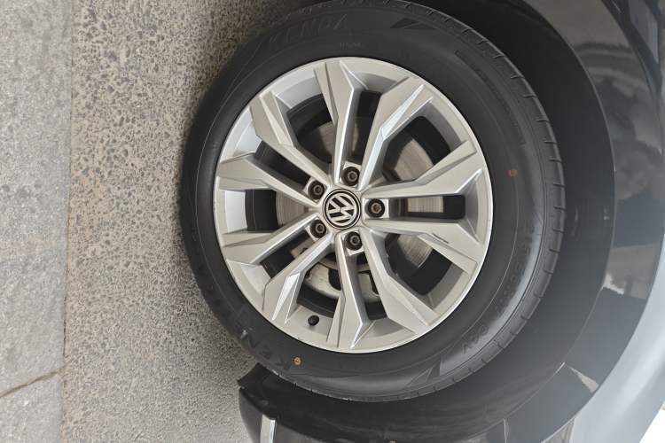 Used Volkswagen Magotan 2018 Facelift 330TSI DSG Luxury Model Right Front Wheel Hub