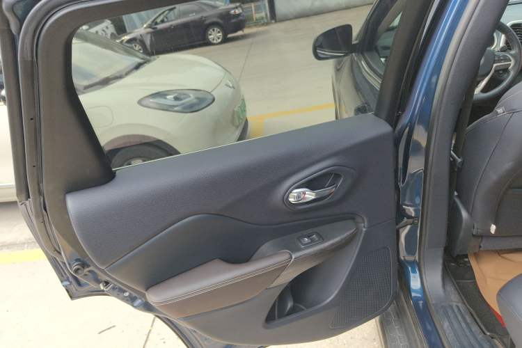 Used Jeep Cherokee 2020 2.0L Two-Wheel Drive Classic Sports Edition