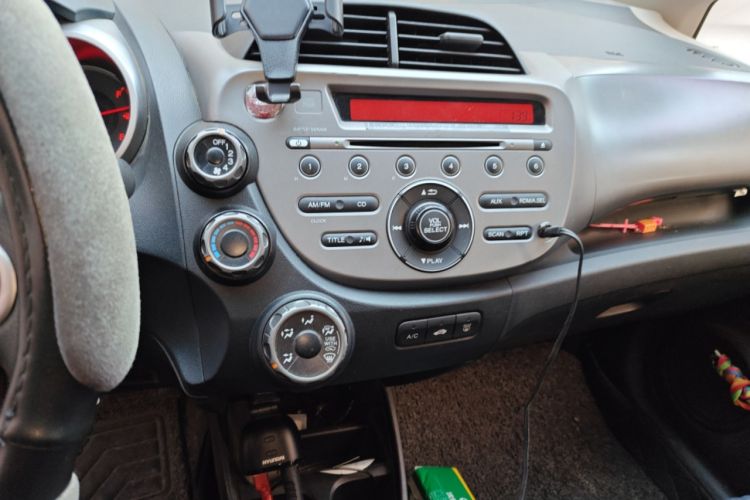 Used Honda Fit 2011 1.5L manual luxury version
