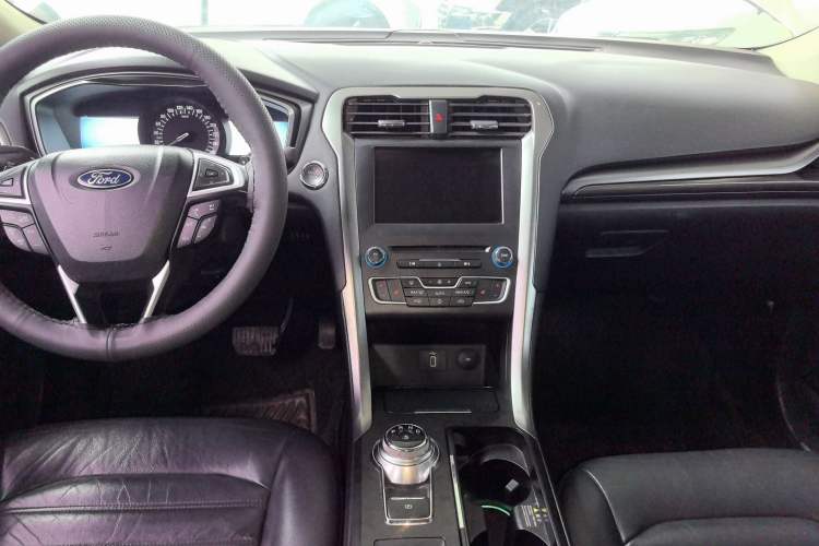 Used Ford Mondeo 2017 EcoBoost 180 Luxury Model Center Console