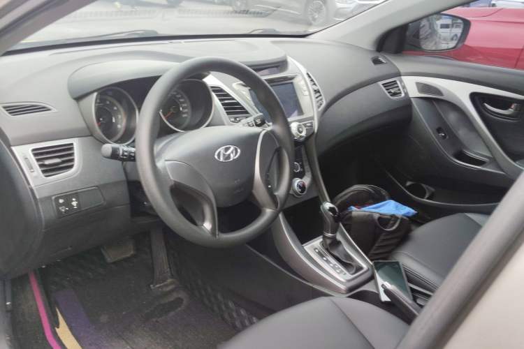 Used Hyundai Elantra (5th Generation / Langdong) 2015 1.6L Automatic Fashion Model Center Console
