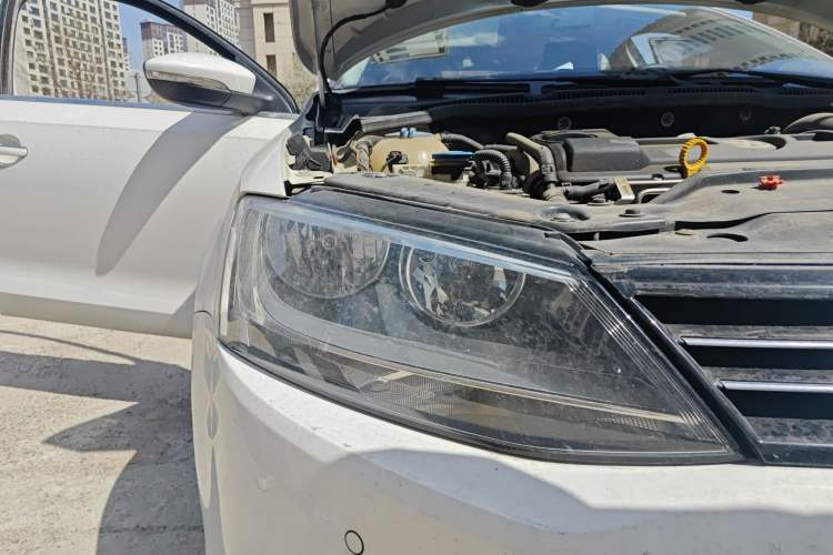 Used Volkswagen Sagitar 2013 1.4 TSI BlueMotion Edition Right Front Headlight