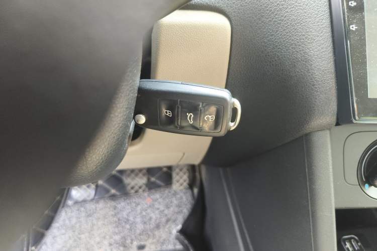 Used Volkswagen Polo 2011 1.6L Manual ZhiShang Edition
