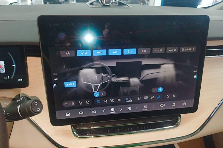 Used Volvo EM90 2025 Ultra Six-Seater