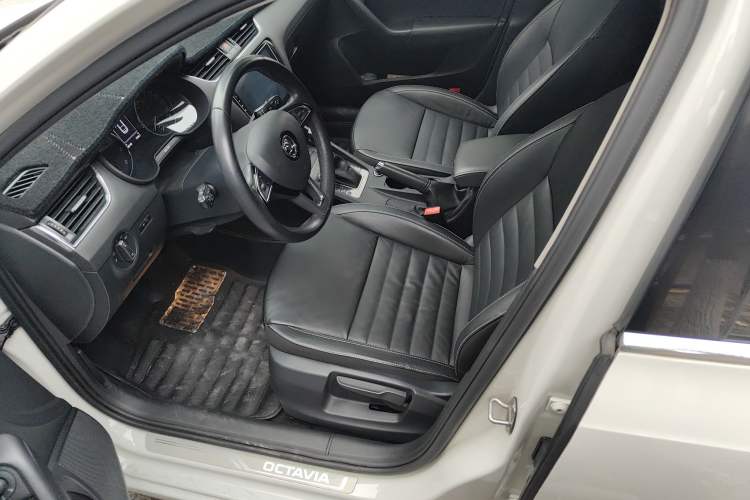 Used Skoda Octavia 2016 1.6L Automatic Front-Wheel Drive Model
