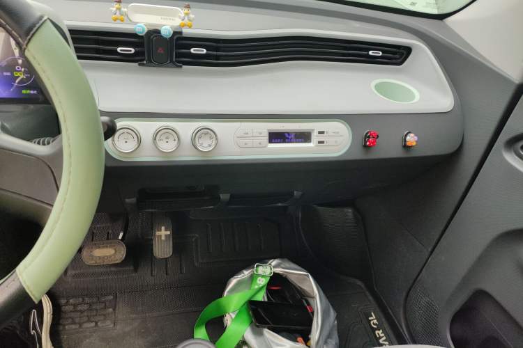 Used Wuling Hongguang MINIEV 2022 Macaron Premium Model – Lithium Iron Phosphate Audio And AC Panel