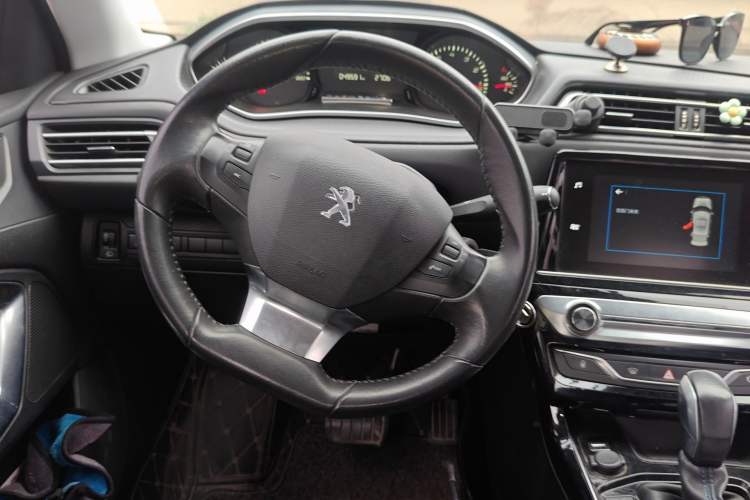 Used Peugeot 308 2016 230THP Automatic Luxury Edition Steering Wheel