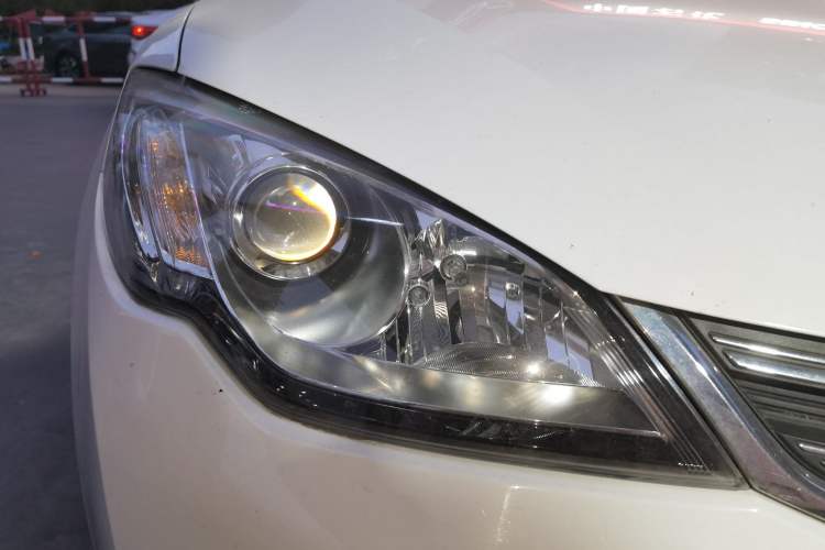 Used Roewe 360 2015 1.5L Manual Luxury Edition Right Front Headlight