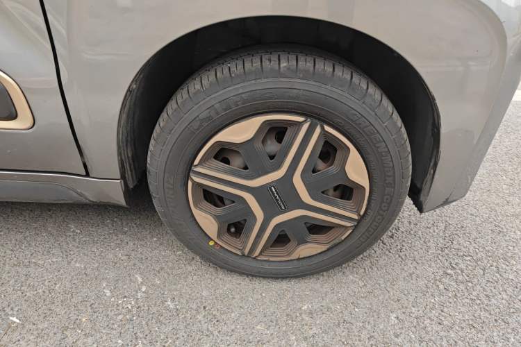 Used Baojun E200 2019 250KM Smart Drive Edition Right Front Wheel Hub