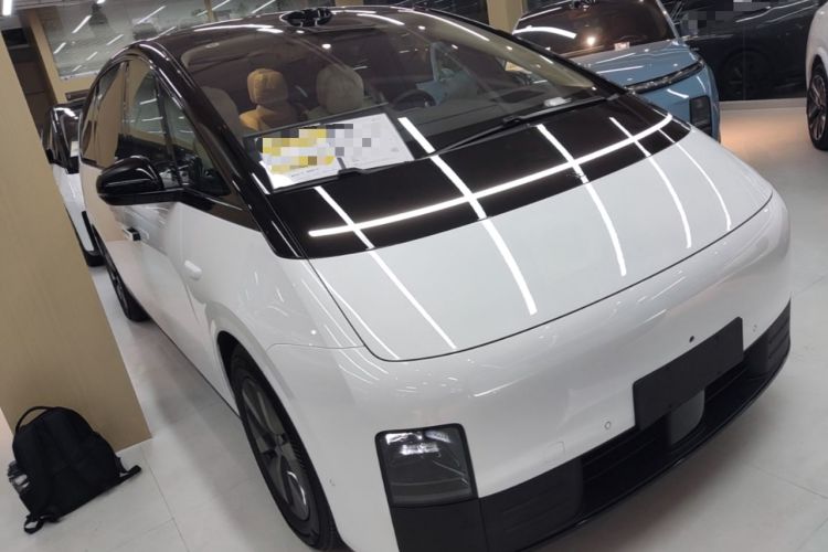 Used Li Auto MEGA 2025 Home Family Special Edition Front Right 45 Deg