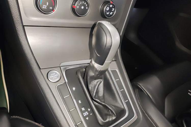 Used Volkswagen Golf 2016 230TSI Automatic Luxury Version Gear Lever