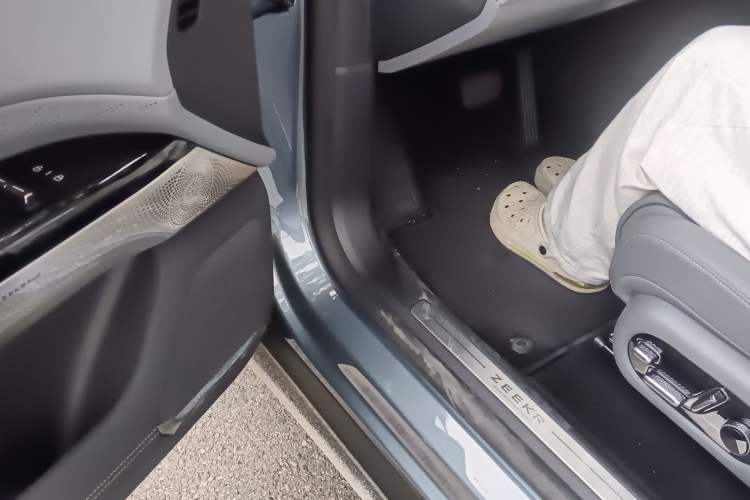 Used Zeekr 7X 2025 100 kWh Long-Range Rear-Wheel Drive with Intelligent Driving Features