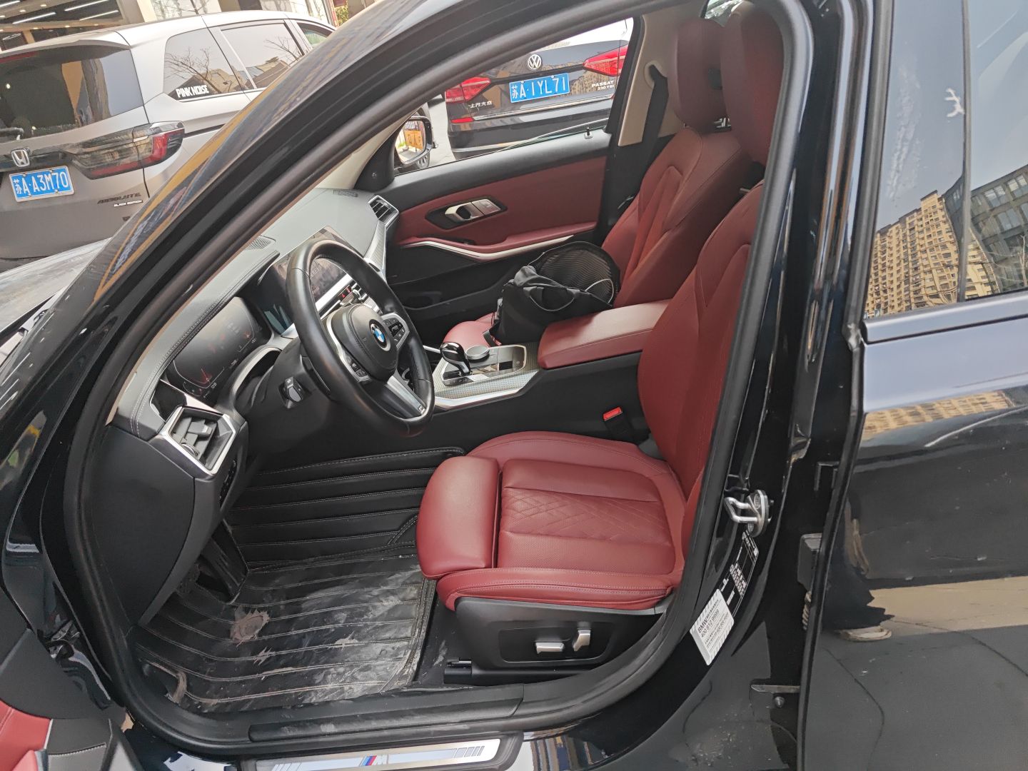 Переднее сиденье в автомобиле