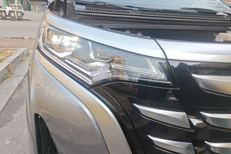 Used Denza D9 2022 DM-i 945 Luxury Model