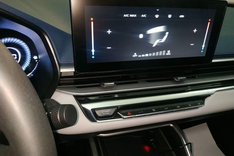 Used Geely Auto Emgrand 2022 4th Generation 1.5L CVT Flagship Model Audio And AC Panel