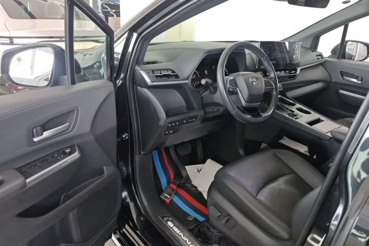 Used Toyota SIENNA 2023 2.5L Hybrid Deluxe Edition
