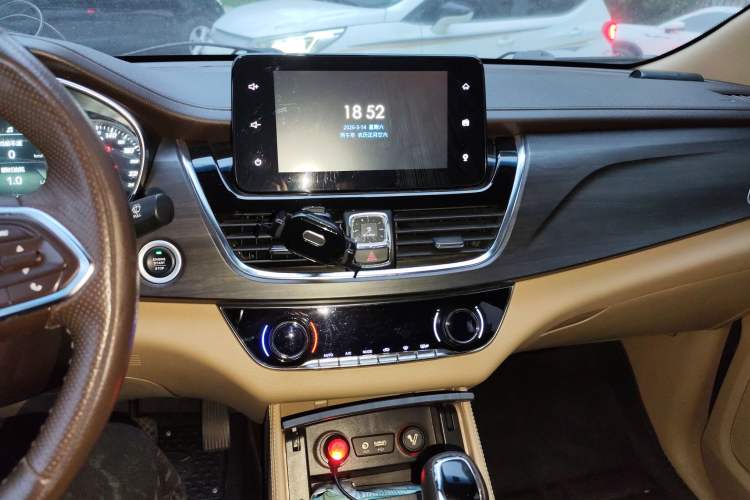 Used Baojun 730 2017 1.8L iAMT Prestige Version 7 Seats
