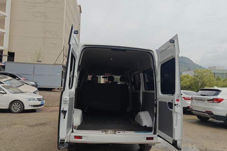 Used SAIC MAXUS Xintu V80 2025 Value Edition Aoyuntong 2.0T Manual Short Wheelbase Mid-Height 127 Ps 5/6 Seats Trunk