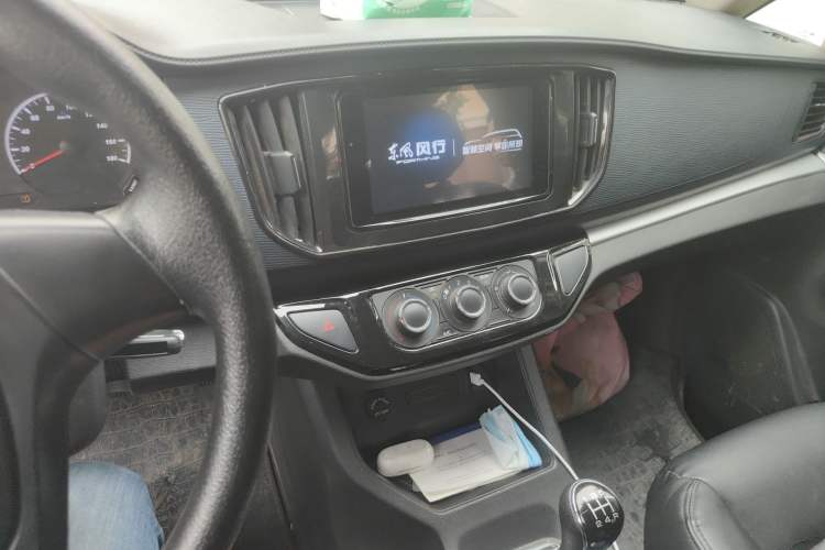 Used FORTHING Lingzhi 2023 M5L 1.6L Base Model 7 Seats Audio And AC Panel